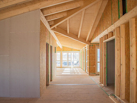 Dachausbau in Holzbauweise mit offenem Wohnraum und sichtbarer Holzkonstruktion