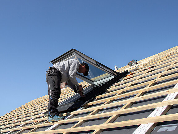 Im Rahmen einer Dachsanierung wird ein neues Velux-Dachfenster eingebaut