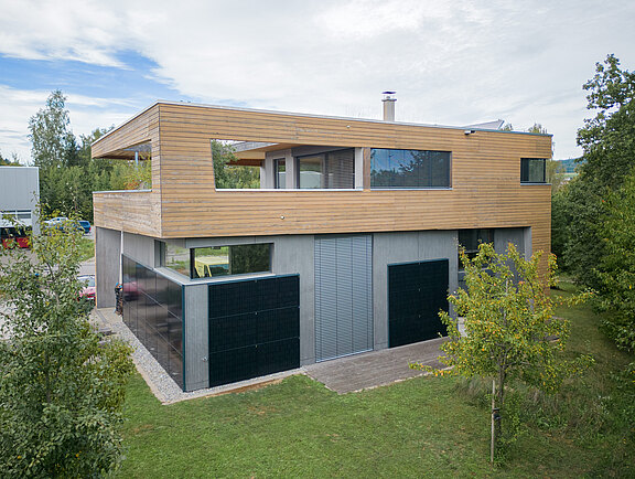 Photovoltaikanlage an der Fassade eines Wohnhauses montiert durch Kiefer Holzbau Stockach