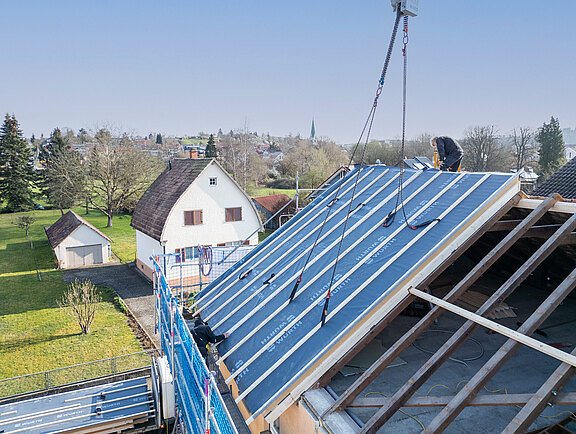 Dachsanierung mit neuen Dachelementen und Photovoltaikanlagen im Rahmen einer energetischen Sanierung
