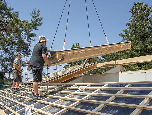 Dachd&auml;mmung mit vorgefertigten Dachelementen bei einer energetischen Sanierung