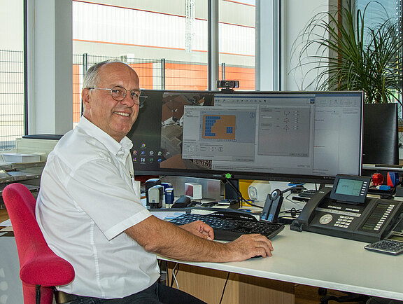Geschäftsführer und Photovoltaikplaner bei der Planung eine Photovoltaikanlage mit PV-Sol-Software