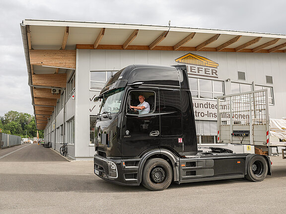 Elektro-LKW transportiert H&ouml;lzer in der Region Bodensee