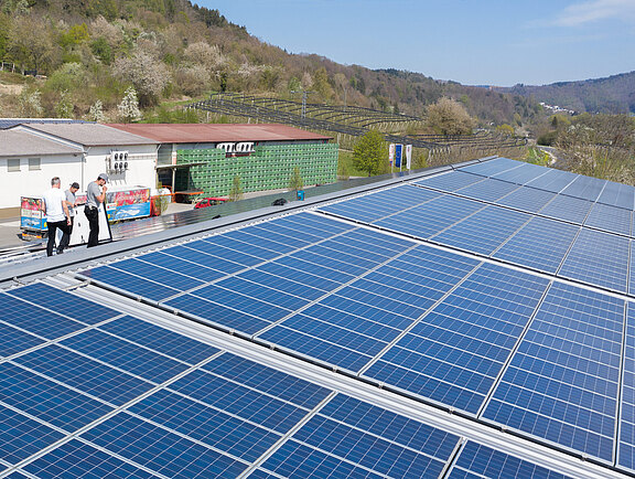 Photovoltaikanlage auf dem Dach eines Gewerbegebäudes